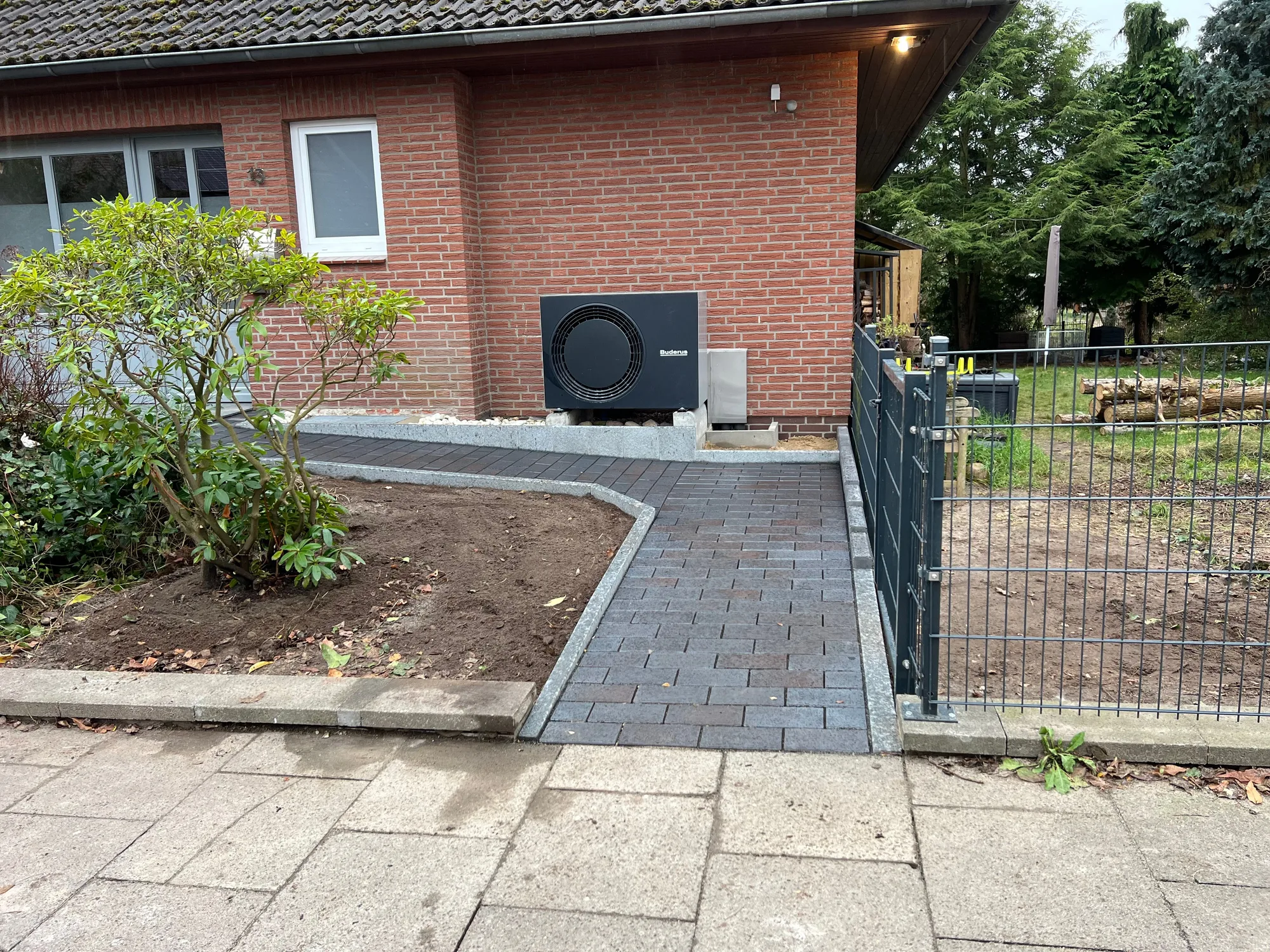 Neuer Eingangsbereich mit Pflasterweg, Granit-Einfassung und frischem Beet