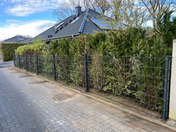 Neue Zaunanlage mit Doppelstabmatten entlang der Straße