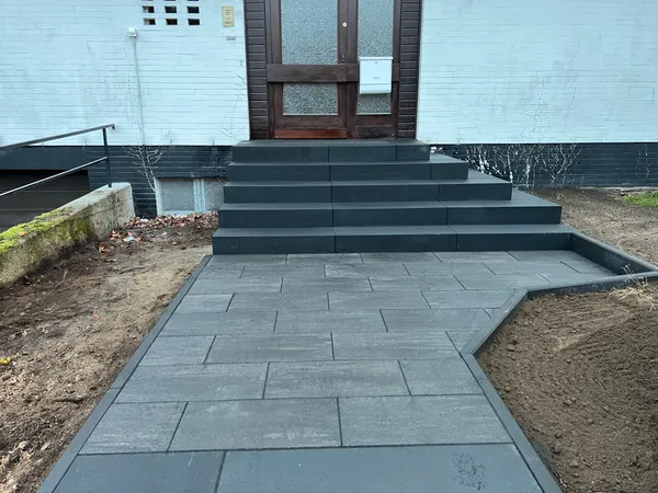 Neue Blockstufen-Treppe in Vögelsen